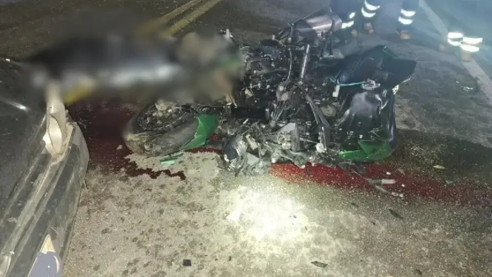 Colisão entre carro e moto de alta cilindrada resulta em morte