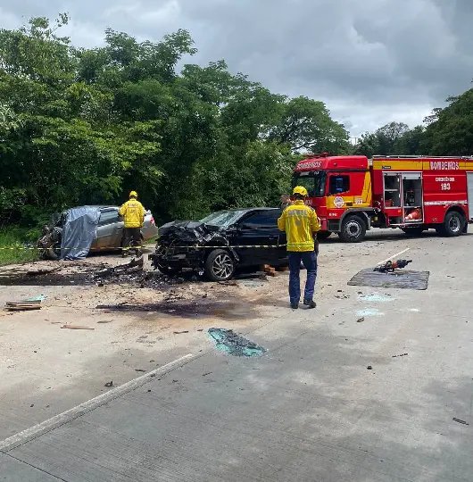 Acidente entre dois carros e carreta deixa mulher morta e outras duas feridas