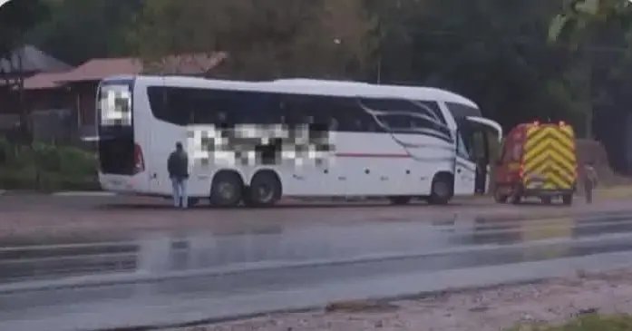 Bebê de 4 meses sofre parada cardíaca durante viagem de ônibus na BR-470