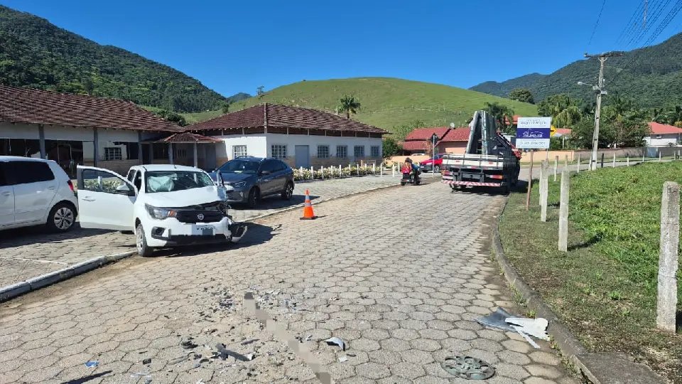 Três ficam feridos após batida entre carro e caminhão