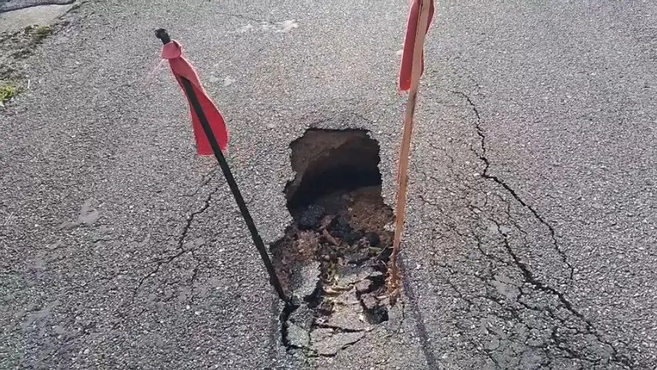 (VÍDEO) Buraco antigo volta a se abrir e preocupa moradores do bairro Paquetá