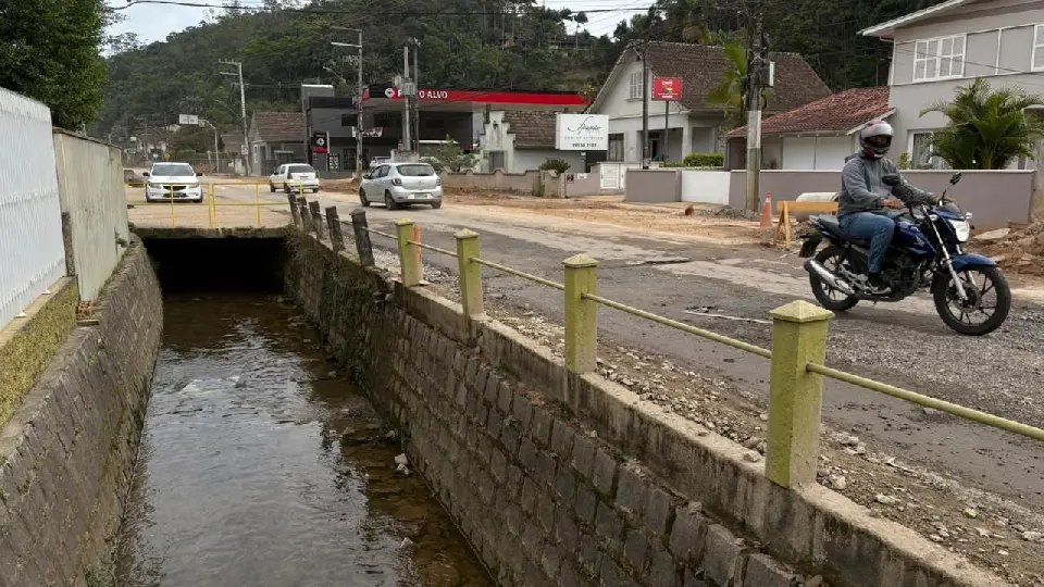 (VÍDEO) Moradores alertam para risco de desabamento de guard-rail na Primeiro de Maio