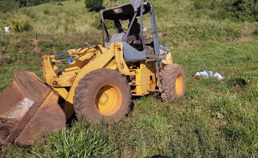 Trabalhador é ejetado e morre em capotamento de máquina