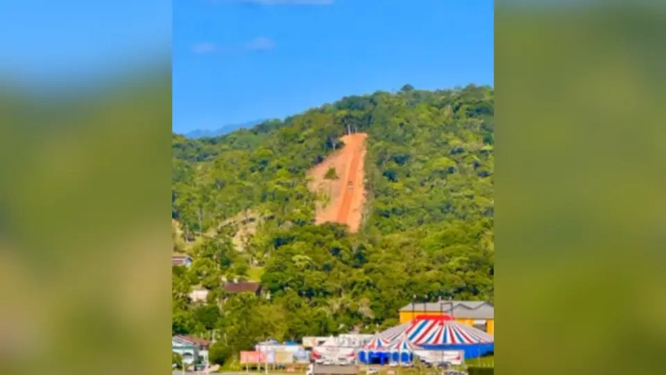Movimentação de máquinas em morro próximo ao Centro levanta dúvidas sobre obra
