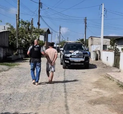 Tio-avô é preso suspeito de abusar de dois meninos de 10 anos