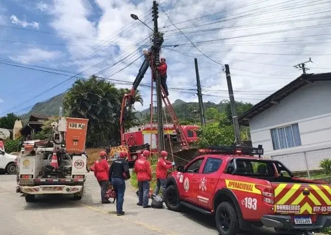 Trabalhador leva choque elétrico enquanto fazia reparos em poste