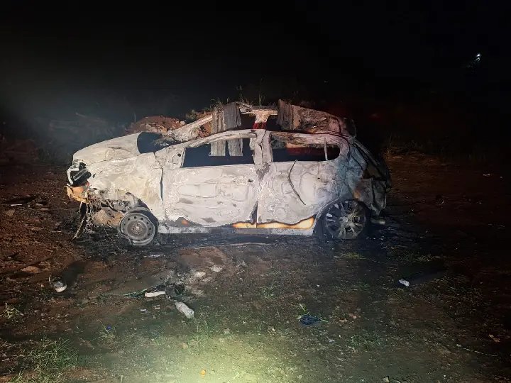 Motorista é socorrido com suspeitas de fratura e hemorragia interna após capotar carro