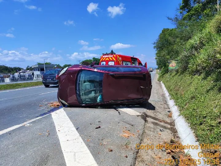 Carro capota e idoso consegue se salvar por conta própria