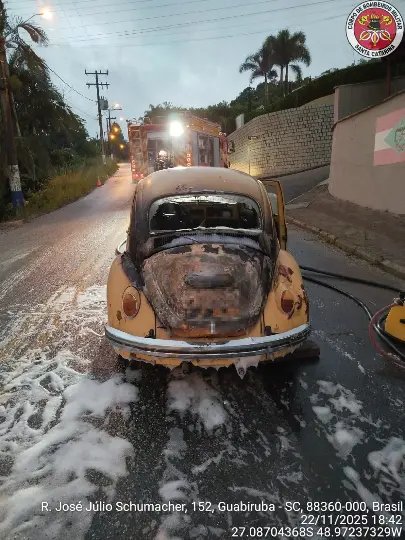 Fusca pega fogo no Centro de Guabiruba e assusta moradores