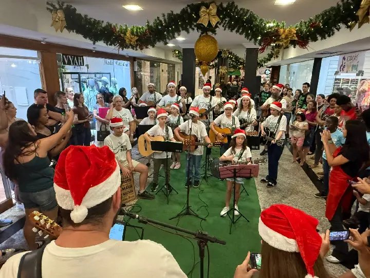 Brusque dá início à programação de Natal com chegada do Papai Noel