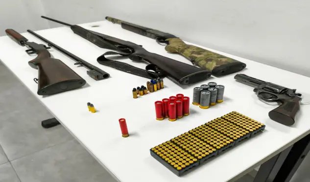 Polícia Militar apreende armas e munições durante ocorrência de ameaça