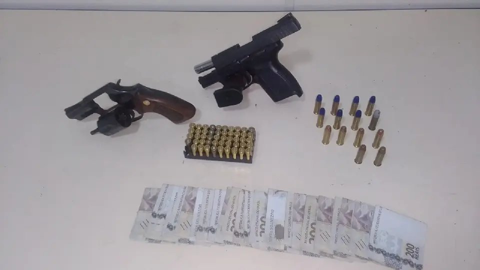 Denúncia de violência doméstica termina com apreensão de armas e dinheiro