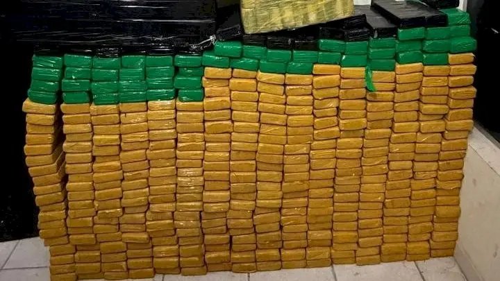 Carro abandonado leva PM a 443 kg de maconha em SC