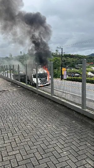 (VIDEO) Cabine de carreta é destruída por incêndio em Gaspar