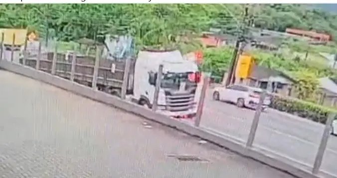 (VÍDEO) Imagens mostram momento exato em que carreta pega fogo na Ivo Silveira 