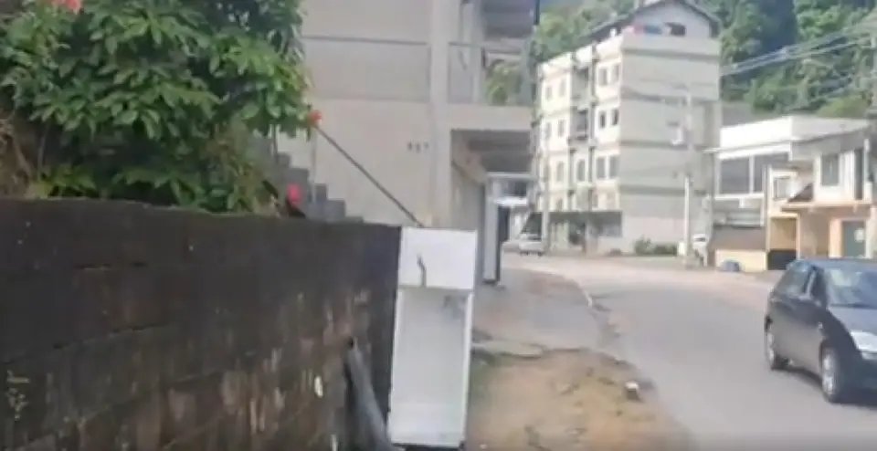 (VÍDEO) Geladeira abandonada na Rua Azambuja reacende alerta sobre descarte irregular e risco ambiental