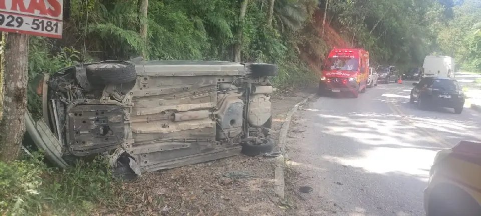(VIDEO) Carro capota e deixa motorista ferida no bairro Souza Cruz