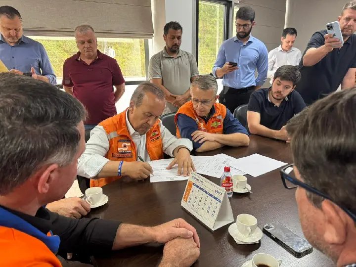 Governador anuncia quase R$ 7 milhões para reconstrução de Luiz Alves após chuvas