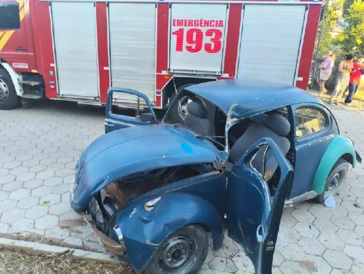 Motorista embriagado atropela jovem e colide contra muro