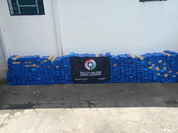 PM apreende 550 kg de maconha em caminhonete furtada
