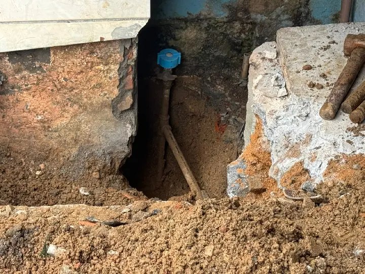 Homem é conduzido à delegacia após Samae constatar ligação clandestina de água