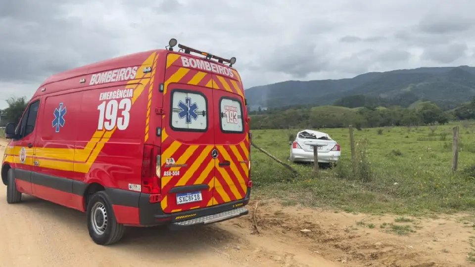 Mulher fica ferida após colisão seguida de capotamento em São João Batista