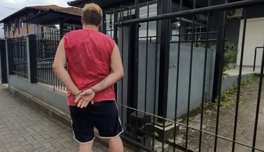Morador reclama de som alto, é assassinado pelo vizinho e tem residência furtada