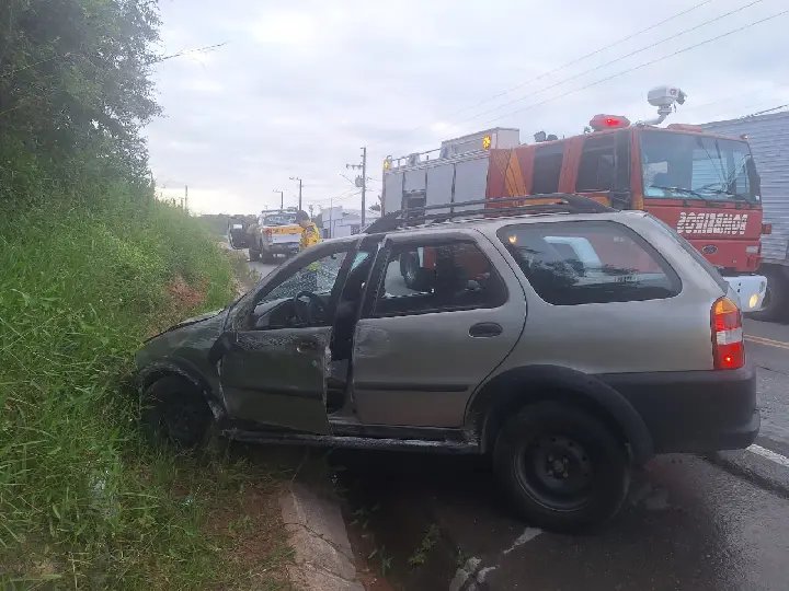 Motorista sem CNH perde controle e bate em barranco em Gaspar