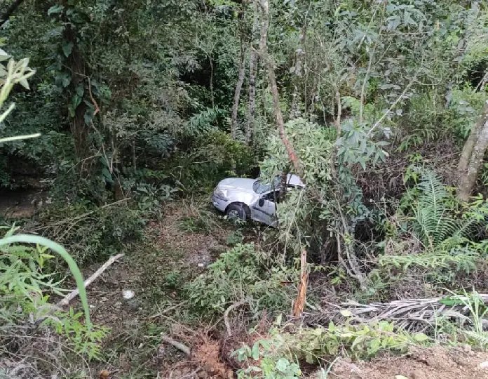 Motorista fica preso em veículo após cair em ribanceira no Bateias