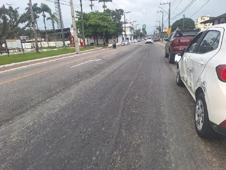 Colisão entre carros deixa apenas danos materiais no Maluche