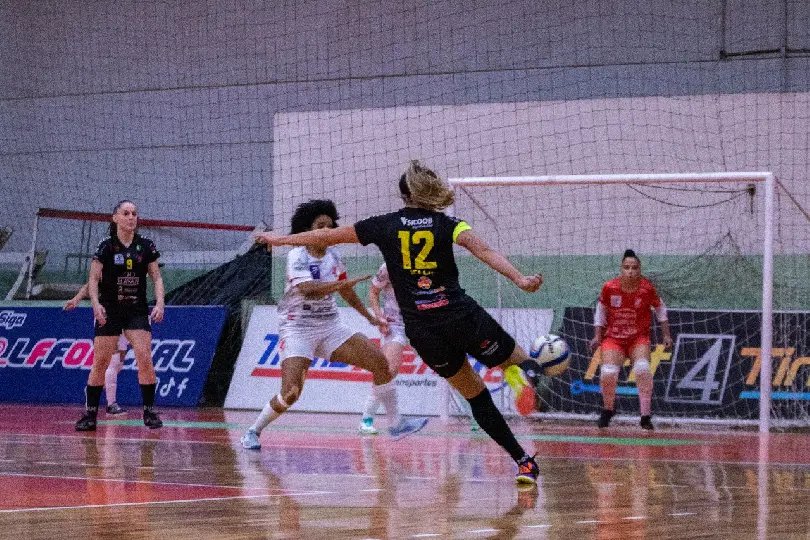 Barateiro sofre derrota no jogo de ida da final