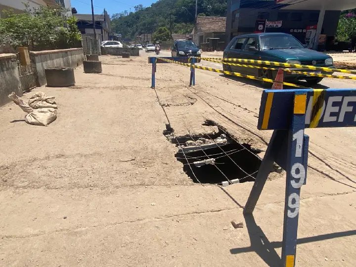 (VÍDEO) Caminhão passa sobre calçada na Avenida Primeiro de Maio e abre buraco