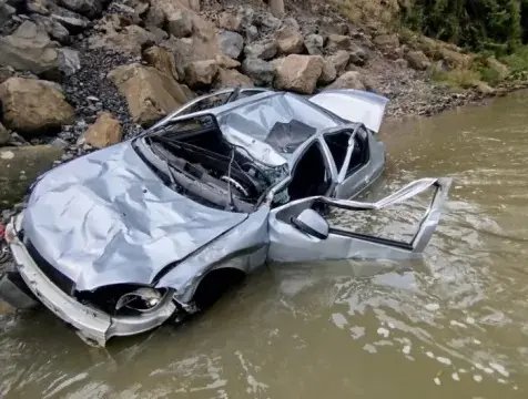 Idoso morre e duas mulheres ficam feridas após carro cair de ponte