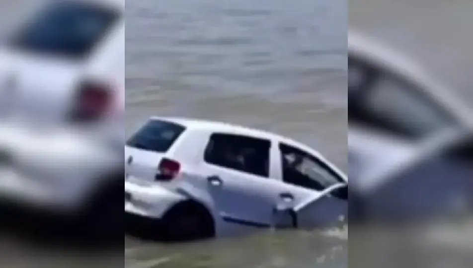 Motorista cai no rio Itajaí-Açu após acidente provocado por caminhão 