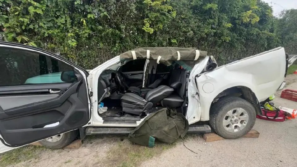 Impacto violento na BR-101 deixa idoso ferido e caminhonete lançada para fora da pista