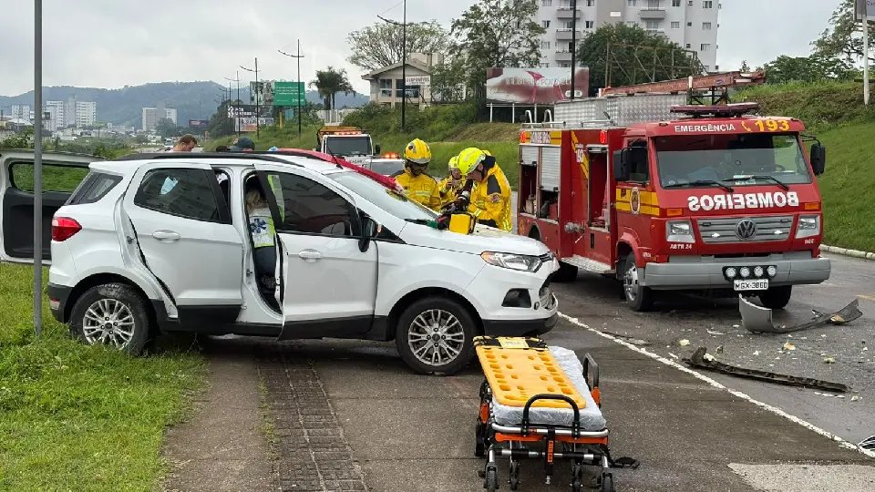 (VÍDEO) Dois veículos colidem na Avenida Beira Rio e um dos motoristas é levado ao hospital