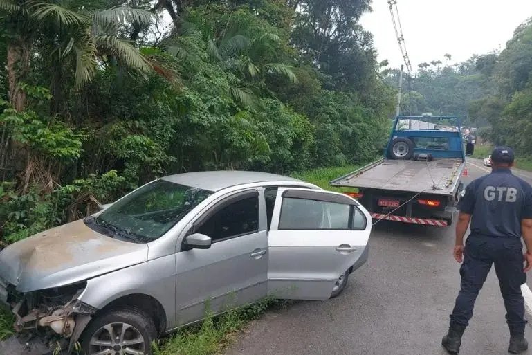 Carro desce barranco e atinge árvore; fiscalização revela pneus desgastados e licenciamento vencido