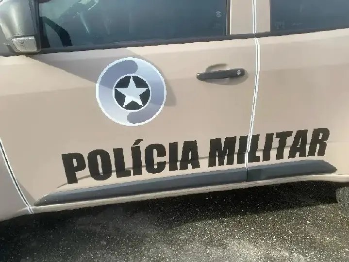 Homem é preso por agredir adolescentes com martelo após insultos raciais