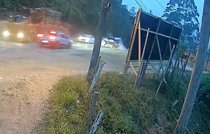 (VÍDEO) Vídeo mostra momento do grave acidente entre Brusque e Nova Trento