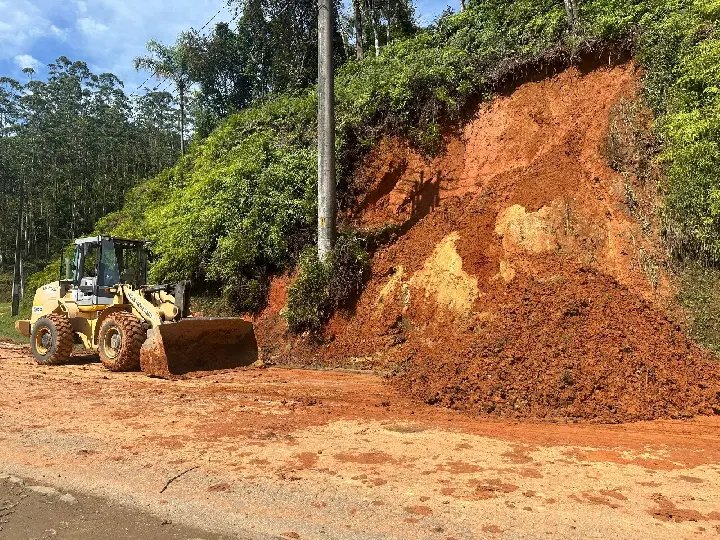 Duas vias sofrem deslizamentos após temporal que atingiu Brusque
