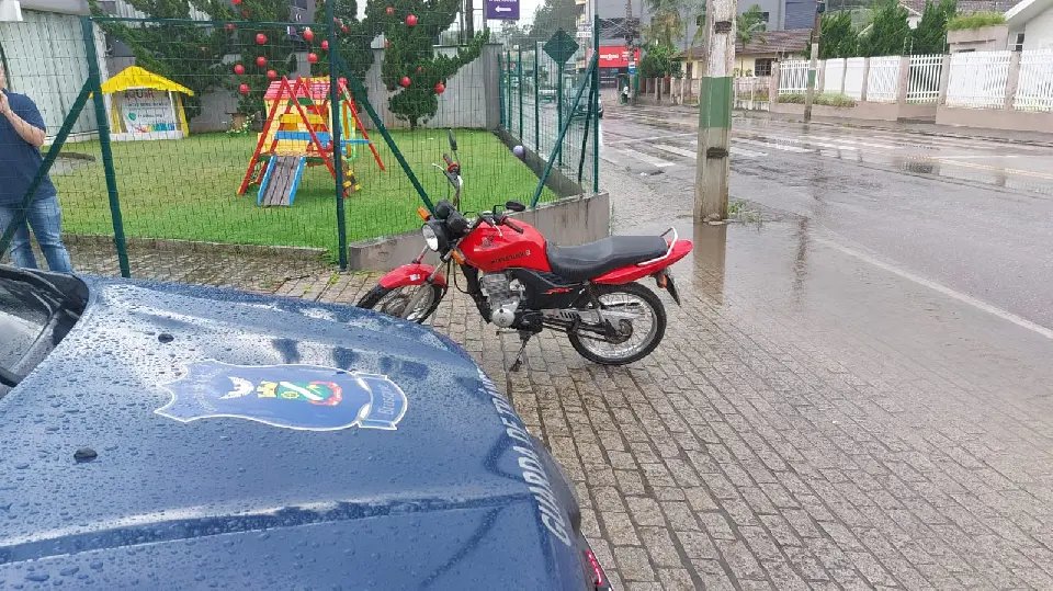 Motociclista é flagrado levando recém-nascido entre dois adultos em Brusque