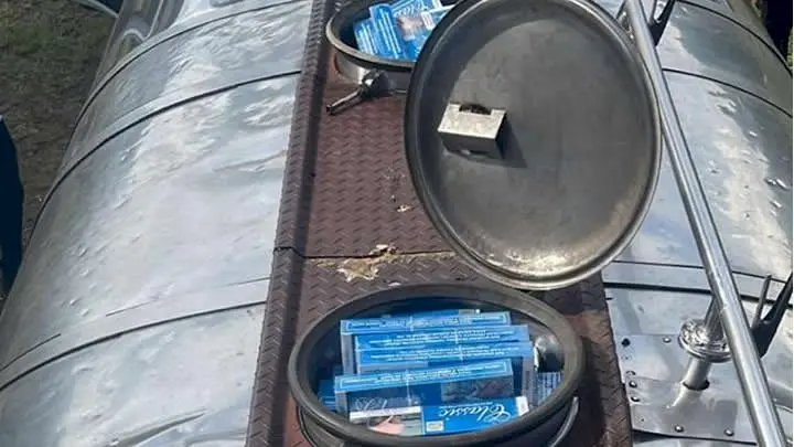Caminhão de “coleta de leite” é flagrado com 120 mil maços de cigarros contrabandeados