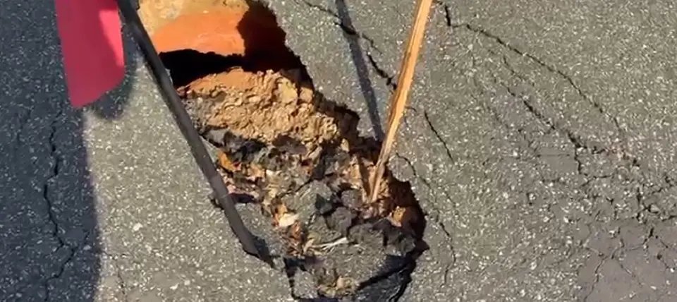 (VÍDEO) Buraco de mais de 4 metros preocupa moradores, no bairro Paquetá