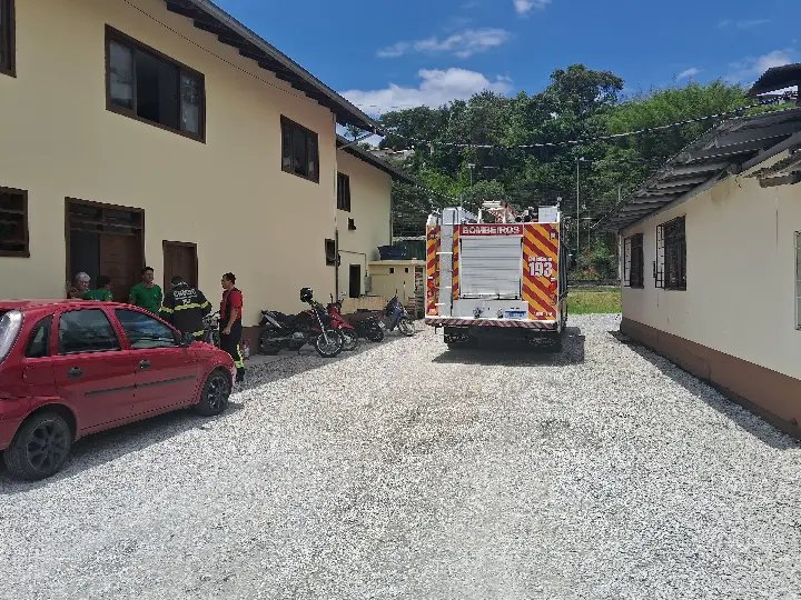 (VIDEO) Funcionários controlam princípio de incêndio em restaurante no bairro Souza Cruz