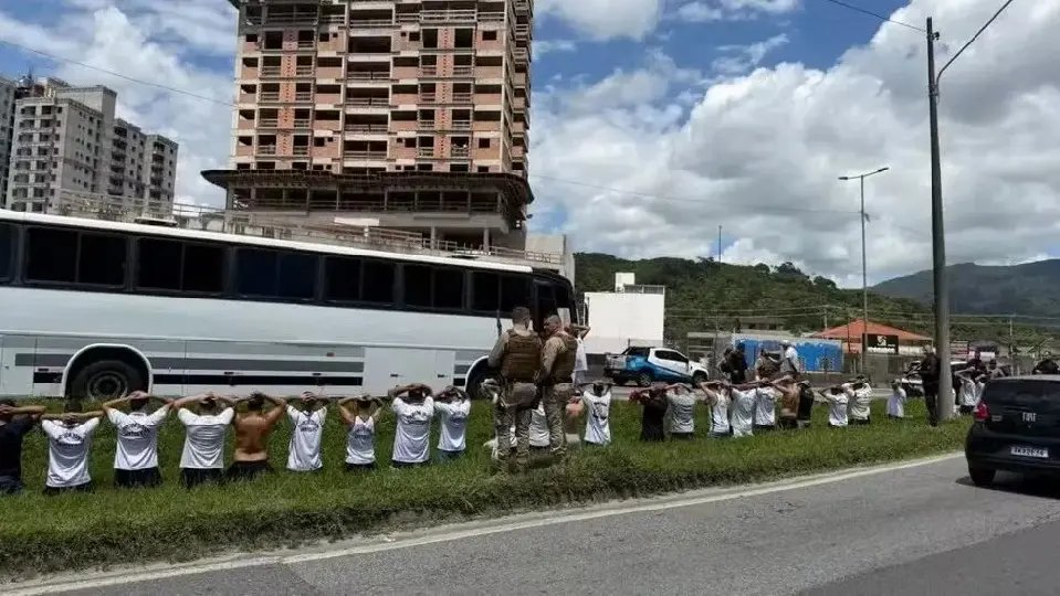 (VÍDEO) PMSC prende 10 torcedores após confronto entre torcidas na BR-101