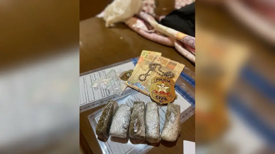 Jovem de 19 anos é preso por tráfico de drogas durante operação de violência doméstica