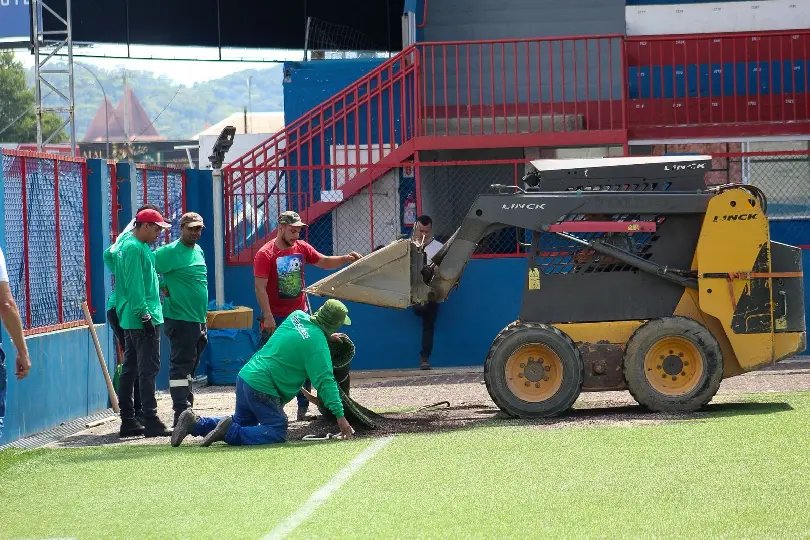 Trabalho de troca do gramado é iniciado no Augusto Bauer