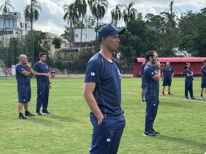 Técnico do Brusque finaliza curso de Licença Pro da CBF Academy
