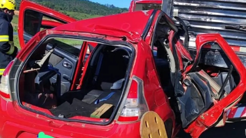 Carro bate na traseira de caminhão parado e deixa duas vítimas feridas, em Gaspar