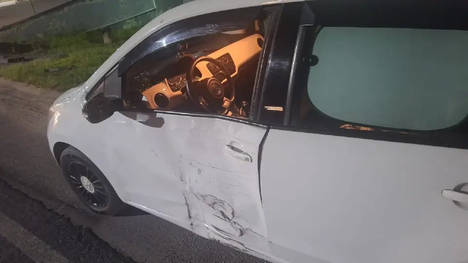 Homem fica ferido em colisão entre carro e moto na Ivo Silveira